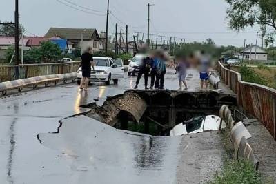 СМИ: кубанец на перегруженной фуре разрушил мост в Волгоградской области