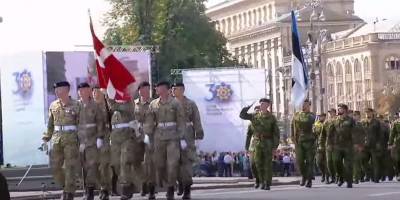 В честь Дня независимости Украины солдаты НАТО прошли по центру Киева