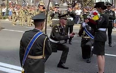 Військовий ЗСУ освідчився на репетиції параду