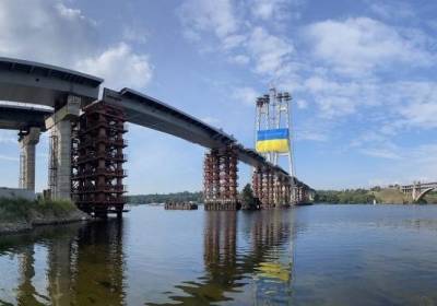 "Запорожсталь" установила национальный флаг Украины на самой высокой точке над рекой Днепр
