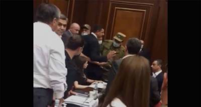 Такого в парламенте Армении еще не было! Охрана силой вывела депутата из зала – видео