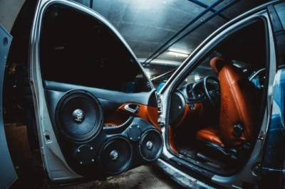 Водителей начали штрафовать за замену аудиосистемы в автомобиле