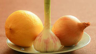 Иммунолог рассказала об эффективности лимона и чеснока для защиты иммунитета