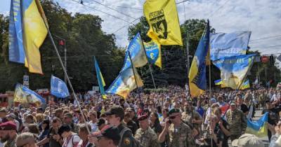 В центре Киева проходит Марш защитников Украины (ФОТО, ВИДЕО)