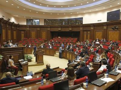 В парламенте Армении произошла драка между депутатами и военизированной охраной (видео)
