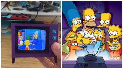Реддитор создал мини-копию телевизора из «Симпсонов». Она помещается в руку и показывает мультсериал