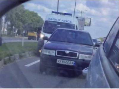 В сети прославили водителя, который в Киеве не пропускал "скорую"