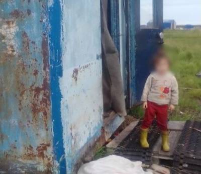 Власти села на Ямале пообещали помочь матери с ребенком, три года живущей в контейнере