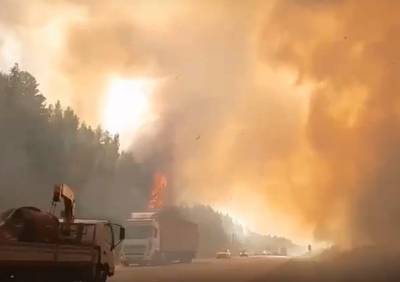 В Свердловской области лесной пожар подошел вплотную к трассе Пермь — Екатеринбург