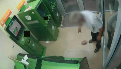 В Астрахани пьяный мужчина напал с кирпичом на банкоматы