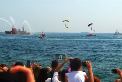 С боевыми пловцами и десантниками. В Одесском заливе прошел морской парад ко Дню независимости (фото, видео)