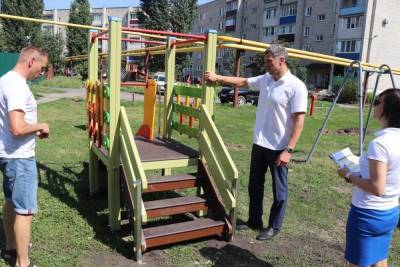 В Уварове монтируют детские спортивно-игровые комплексы во дворах 9 многоэтажек