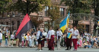 Десятки тысяч человек принимают участие в Марше защитников Украины в Киеве (фото)