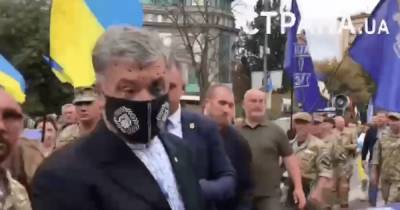 На День независимости Украины Порошенко облили зеленкой в центре Киева (видео)