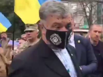 Петра Порошенко облили зеленкой в Киеве