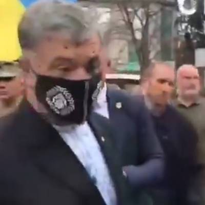Петра Порошенко облили зеленкой возле входа в метро Крещатик в центре Киева