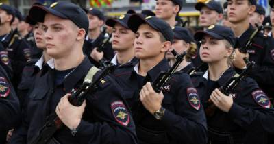 Путин: выплату военным надо распространить на курсантов и полицейских