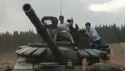 «Им пофиг, элита в танке»: в сети жёстко критикуют «патриота» Газманова за танковые покатушки на фоне горящей деревни