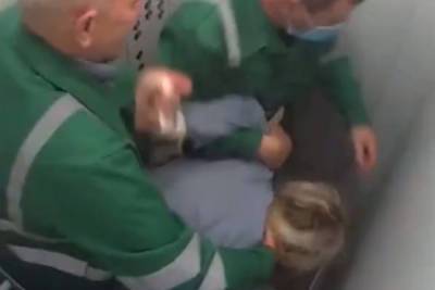 В больнице отреагировали на жестокое избиение россиянки санитарами в лифте