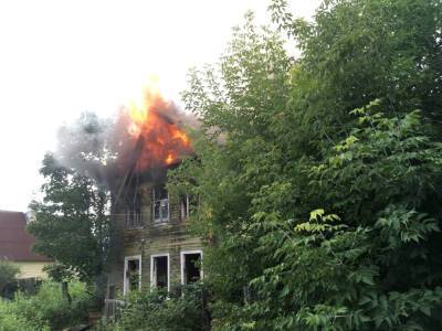 В Тихвине пламя объяло заброшенный деревянный дом — видео