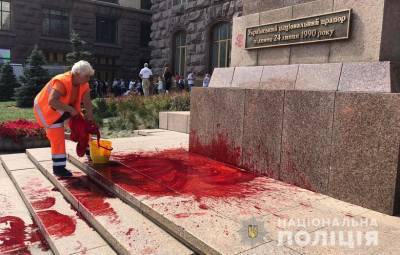 Мужчина облил краской флагшток у мэрии Киева