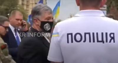 Порошенко облили зеленкой во время Марша защитников в Киеве