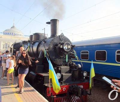 Гудок и уголек: с Одесского вокзала отправился в вояж раритетный старичок-паровоз
