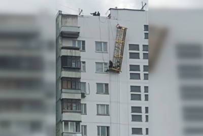 На севере Москвы с 17-го этажа сорвался рабочий