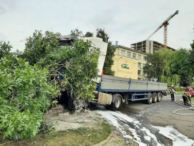 Покатившийся грузовик повредил четыре легковушки в Минске