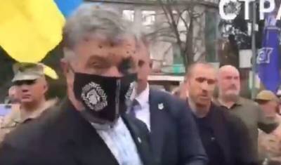 Экс-президента Украины Петра Порошено облили зеленкой в центре Киева