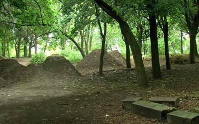Трамплины из надгробий: в Ровно осквернили еврейское кладбище