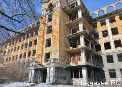 В центре Екатеринбурга снова горит здание заброшенной больницы скорой помощи