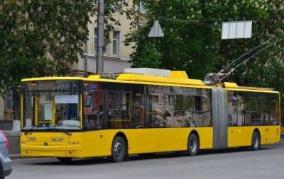В центре Киева машина заблокировала движение троллейбусов, ее отнесли на тротуар