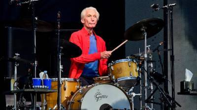 Барабанщик Rolling Stones Чарли Уоттс умер в возрасте 80 лет