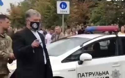 Видеофакт. Порошенко облили зеленкой в Киеве