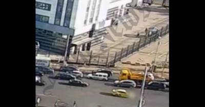 Пьяный таксист сбил девушку на самокате в Москве и попал на видео