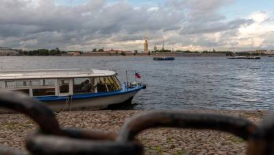 Экипаж прогулочного катера спас из воды в центре Петербурга обнажённую девушку