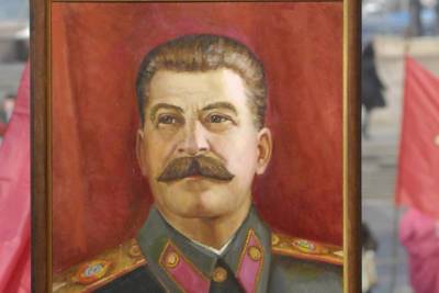 На мэрии испанской Валенсии вывесили портрет Сталина