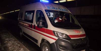 В Харькове посреди дороги из машины выбросили мужчину: врачи ищут родственников