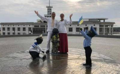На Почтовой площади скульптуры основателям Киева одели в праздничные наряды