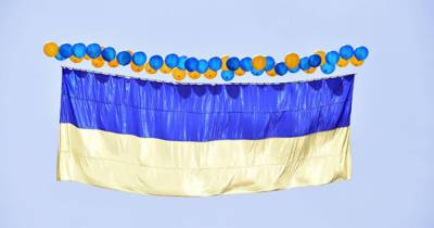 В сторону оккупированных территорий Донбасса запустили украинские флаги