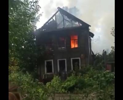 Видео: в Тихвине дотла выгорело двухэтажное деревянное здание