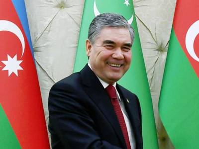 Президент Туркмении появился на публике с золотой лопатой (видео)