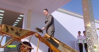 Президент Туркменистана сделал золотую «закладку» с помощью золотой лопаты и золотой тачки