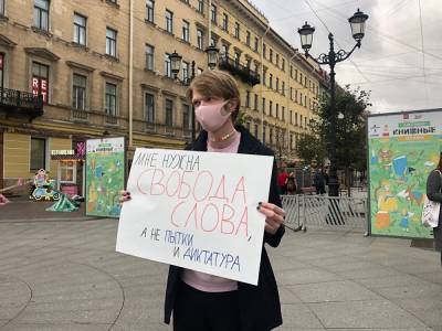 В Петербурге задержали троих участников одиночных пикетов в защиту СМИ