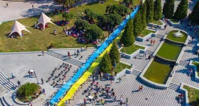 "Город патриотов": дети в Днепре развернули 50-метровый флаг Украины