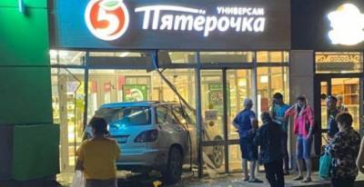 В Новосибирске кроссовер Lexus въехал в витрину магазина «Пятёрочка»