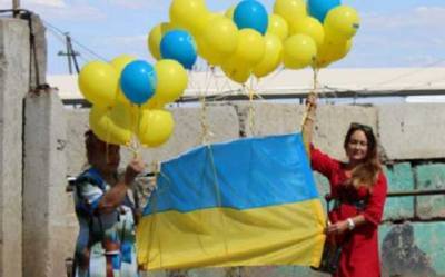 Украинские флаги над оккупированным Донбассом: боевики пытались их сбить, но оказались бессильны