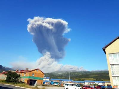 От активности вулкана Эбеко в Северо-Курильске сотряслись дома