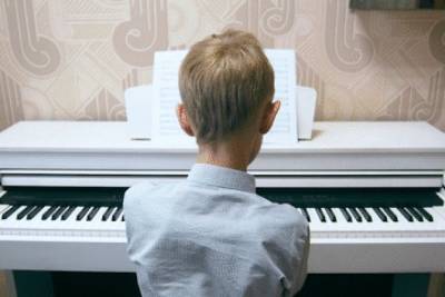 Набор на уроки фортепиано, гитары и вокала с первым бесплатным уроком начала школа в Чите